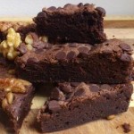 Chunky Walnut Brownies Bestreut mit vielen frischen Walnüssen