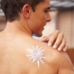 Ohne Sonnenschutzmittel geht es nicht – die Haut merkt sich jeden Sonnenstrahl und rächt sich mit Falten, Altersflecken und möglicherweise sogar schlimmen Hauterkrankungen