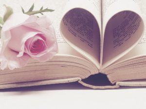 aufgeschlagenes Buch mit aus Seiten geformtem Herz