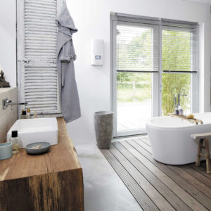 modernes Bad mit Holz und freistehender Wanne
