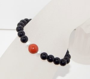ein Armband aus schwarz-roten Perlen
