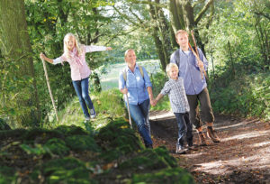 eine Familie erkundet den Wald