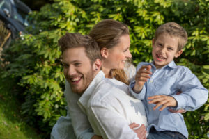 junge Familie fröhlich in der Natur