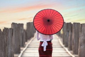 Frau mit einem asiatischen Sonnenschirm