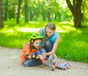 Mutter kümmert sich um eine kleine Wunder Ihrer Tochter