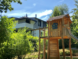 ein Stelzenhaus aus Holz im Garten