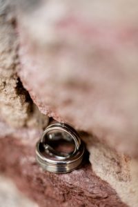 zwei Ringe in einer Felsspalte