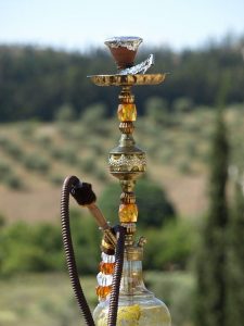 Detailaufnahme einer Shisha vor einem Hügel