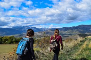 zwei Wanderinnenvor einer Bergkulisse