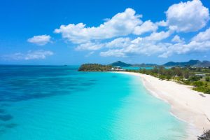 türkisblaues Meer an feinem Sandstrand