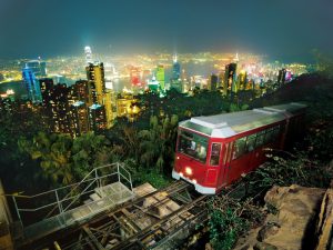 Blick auf ein beleuchtetes Hongkong