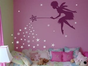 Tinkerbell streut Sternenstaub über ein Kinderbett