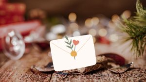 Mini Briefkuvert auf einem weihnachtlichen Tisch