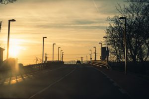 Umrisse einer Straße im Schatten der tiefstehenden Sonne