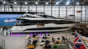 eine Yacht in der Messehalle