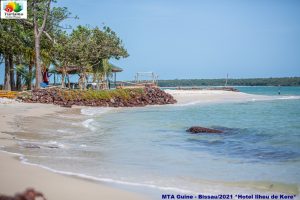 Strand mit Palmen und azurblauem Wasser