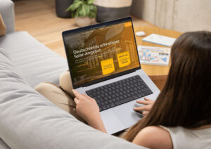 Blick über die Schulter auf ein Laptop