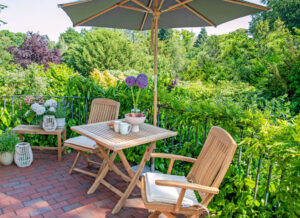 Gartenset aus Teakholz im Grünen