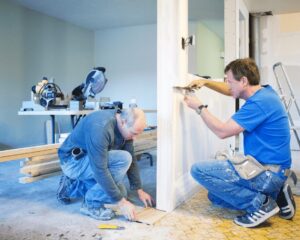 Handwerker beim Umbau eines Bads
