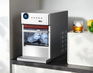 Eiswürfelbereiter steht auf Küchentresen