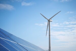 Windrad und Solaranlage