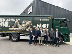 Mitarbeiter mit groem Schlüssel vor e-LKW