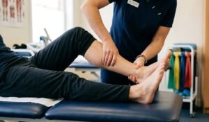 Gezielte Bewegungstherapie: Warum Physiotherapie mehr ist als Sportübungen